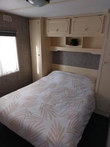 SchoonlooにあるCaravan 190 Tien Heugten,のベッドルーム1室(白い掛け布団付きのベッド1台付) +13枚の写真