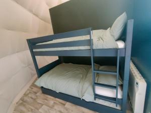Postel nebo postele na pokoji v ubytování Mountain Forge Escape Glamping/Camping site