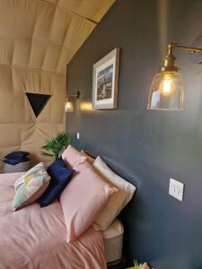 Postel nebo postele na pokoji v ubytování Mountain Forge Escape Glamping/Camping site + 5 fotografií