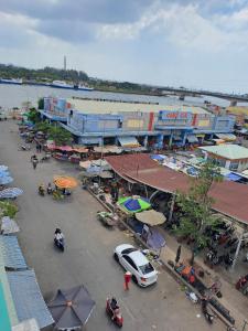 a market with a van parked in front of a building at NHÀ NGHỈ NAM PHƯƠNG in Ha Tien