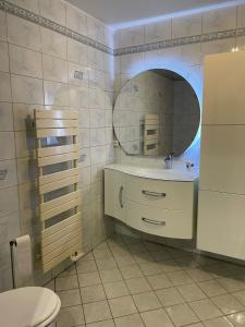 Et badeværelse på Maison de vacances avec grand terrain