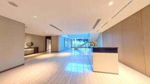 ゲラン・パタにあるCarnelian Tower Hotel at ForestCity 4108 with WIFIの建物内の階段のある空のロビー +39枚の写真