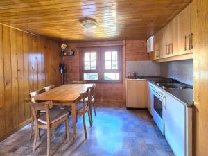 a kitchen with a table and chairs in a room at Appartement "Le Ver Luisant" à Saint-Martin, Val d'Hérens, Valais in Saint-Martin