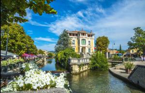 un edificio junto a un río en una ciudad en La Velleronnaise, en Velleron