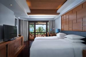 Ein Bett oder Betten in einem Zimmer der Unterkunft Renaissance Koh Samui Resort & Spa