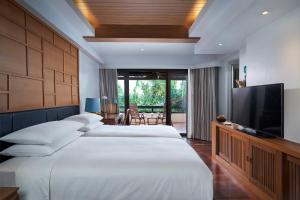 Ein Bett oder Betten in einem Zimmer der Unterkunft Renaissance Koh Samui Resort & Spa