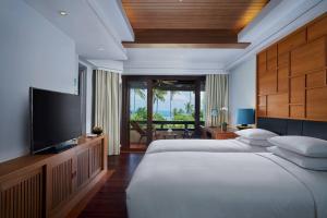 Ein Bett oder Betten in einem Zimmer der Unterkunft Renaissance Koh Samui Resort & Spa