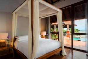 Ein Bett oder Betten in einem Zimmer der Unterkunft Renaissance Koh Samui Resort & Spa