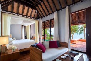 Ein Bett oder Betten in einem Zimmer der Unterkunft Renaissance Koh Samui Resort & Spa