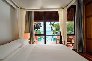 Ein Bett oder Betten in einem Zimmer der Unterkunft Renaissance Koh Samui Resort & Spa