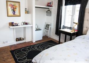 Ένα ή περισσότερα κρεβάτια σε δωμάτιο στο House on the Corner B&B