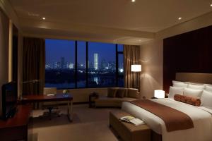 Postel nebo postele na pokoji v ubytování Renaissance Tianjin Lakeview Hotel