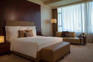 Postel nebo postele na pokoji v ubytování Renaissance Tianjin Lakeview Hotel