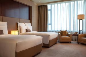 Postel nebo postele na pokoji v ubytování Renaissance Tianjin Lakeview Hotel