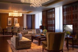 Posezení v ubytování Renaissance Tianjin Lakeview Hotel