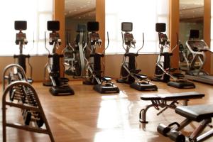 Fitness centrum a/nebo fitness zařízení v ubytování Renaissance Tianjin Lakeview Hotel
