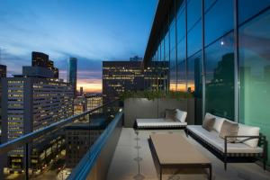 Posezení v ubytování The Laura Hotel, Houston Downtown, Autograph Collection