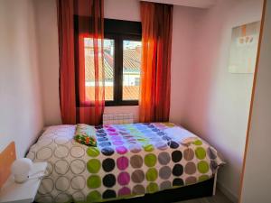 サモラにあるLa Gobiernaの窓付きのベッドがある小さな寝室