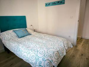 サモラにあるLa Gobiernaのベッドルーム1室(大型ベッド1台、青いヘッドボード付)