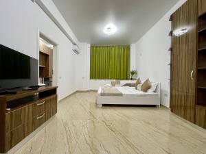 Un dormitorio con una cama y una cortina verde. en Central Adress DD14, en Bucarest