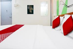 Postel nebo postele na pokoji v ubytování Hotel O Aru Sai