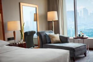 Uma cama ou camas num quarto em Renaissance Wuhan Hotel