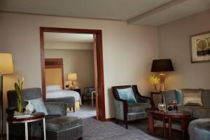 Uma cama ou camas num quarto em Renaissance Wuhan Hotel