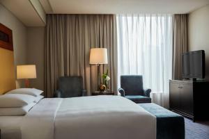 Uma cama ou camas num quarto em Renaissance Wuhan Hotel