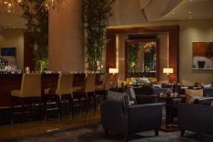 Uma área de estar em Renaissance Wuhan Hotel