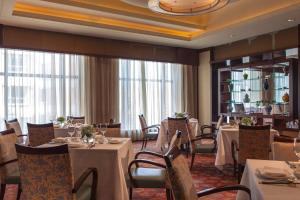 Um restaurante ou outro lugar para comer em Renaissance Wuhan Hotel