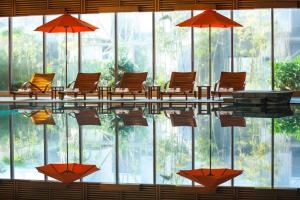 Um restaurante ou outro lugar para comer em Renaissance Wuhan Hotel