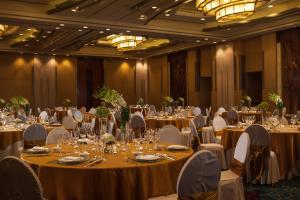 Um restaurante ou outro lugar para comer em Renaissance Wuhan Hotel