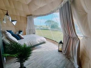 Postel nebo postele na pokoji v ubytování Mountain Forge Escape Glamping/Camping site
