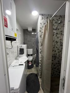 Un baño con lavabo, inodoro y ducha. en Apartman Ivana, en Banja Luka