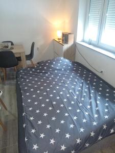 Un dormitorio con una cama con una manta con estrellas. en Apartman Ivana, en Banja Luka 9 fotos más