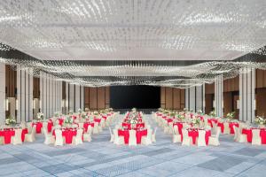 P'u-yang-chenにあるSheraton Pujiangの赤と白のテーブルと椅子が備わる大宴会場 +37枚の写真