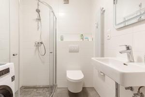 une salle de bains blanche avec toilettes et lavabo dans l'établissement Bratislava flat in historic center, à Bratislava