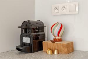 - une cuisine équipée d'une cafetière et d'une montgolfière dans l'établissement Bratislava flat in historic center, à Bratislava