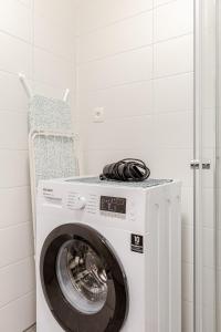 - un lave-linge et un sèche-linge dans la buanderie dans l'établissement Bratislava flat in historic center, à Bratislava 7 autres photos