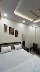 Ένα ή περισσότερα κρεβάτια σε δωμάτιο στο Balaji Home Stay