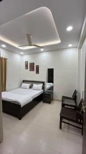Ένα ή περισσότερα κρεβάτια σε δωμάτιο στο Balaji Home Stay