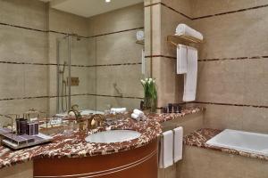 Koupelna v ubytování The Ritz-Carlton, Riyadh