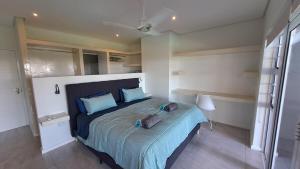 Postel nebo postele na pokoji v ubytování 3 Ensuite Bedrooms, Sea View, Private Pool & Solar + 9 fotografií