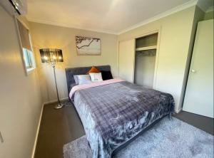 Postel nebo postele na pokoji v ubytování Perfect room in Wantirna
