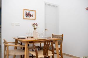 アルメリアにあるLa Casa Verdeのダイニングルームテーブル(椅子付)、花瓶