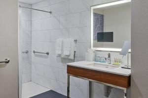 Koupelna v ubytování Le Meridien Indianapolis + 32 fotografií