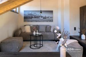 een woonkamer met een bank en een tafel bij BergVibes in Garmisch-Partenkirchen