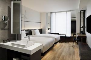 Postel nebo postele na pokoji v ubytování AC Hotel by Marriott Tokyo Ginza + 27 fotografií