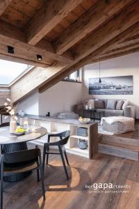 een woonkamer met een tafel en een bank bij BergVibes in Garmisch-Partenkirchen