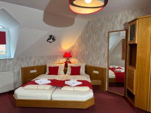 Postelja oz. postelje v sobi nastanitve Ambiente Hotel Strehla